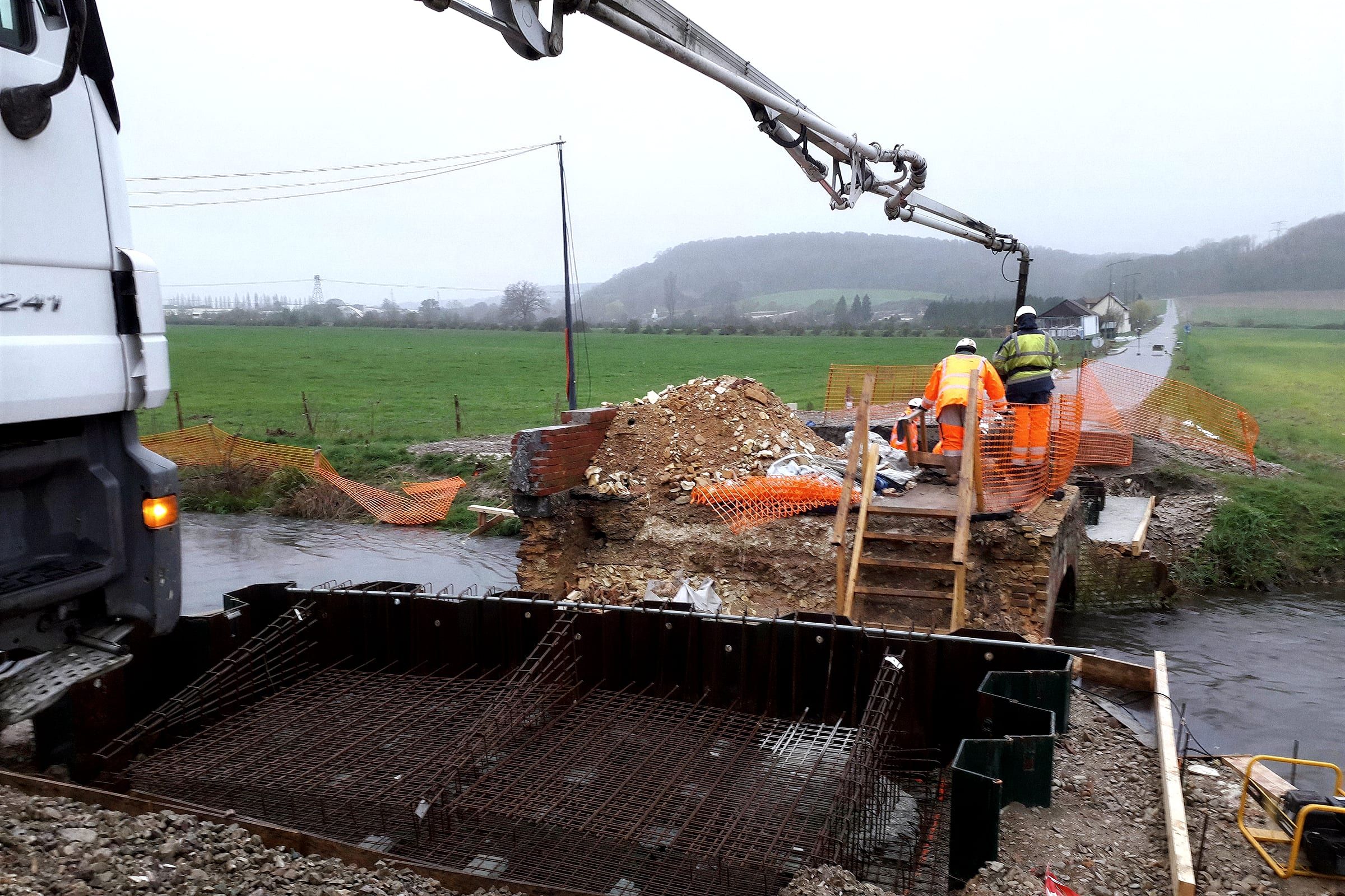 Semelles de fondations ferraillées et coffrées, alimentées au camion-pompe