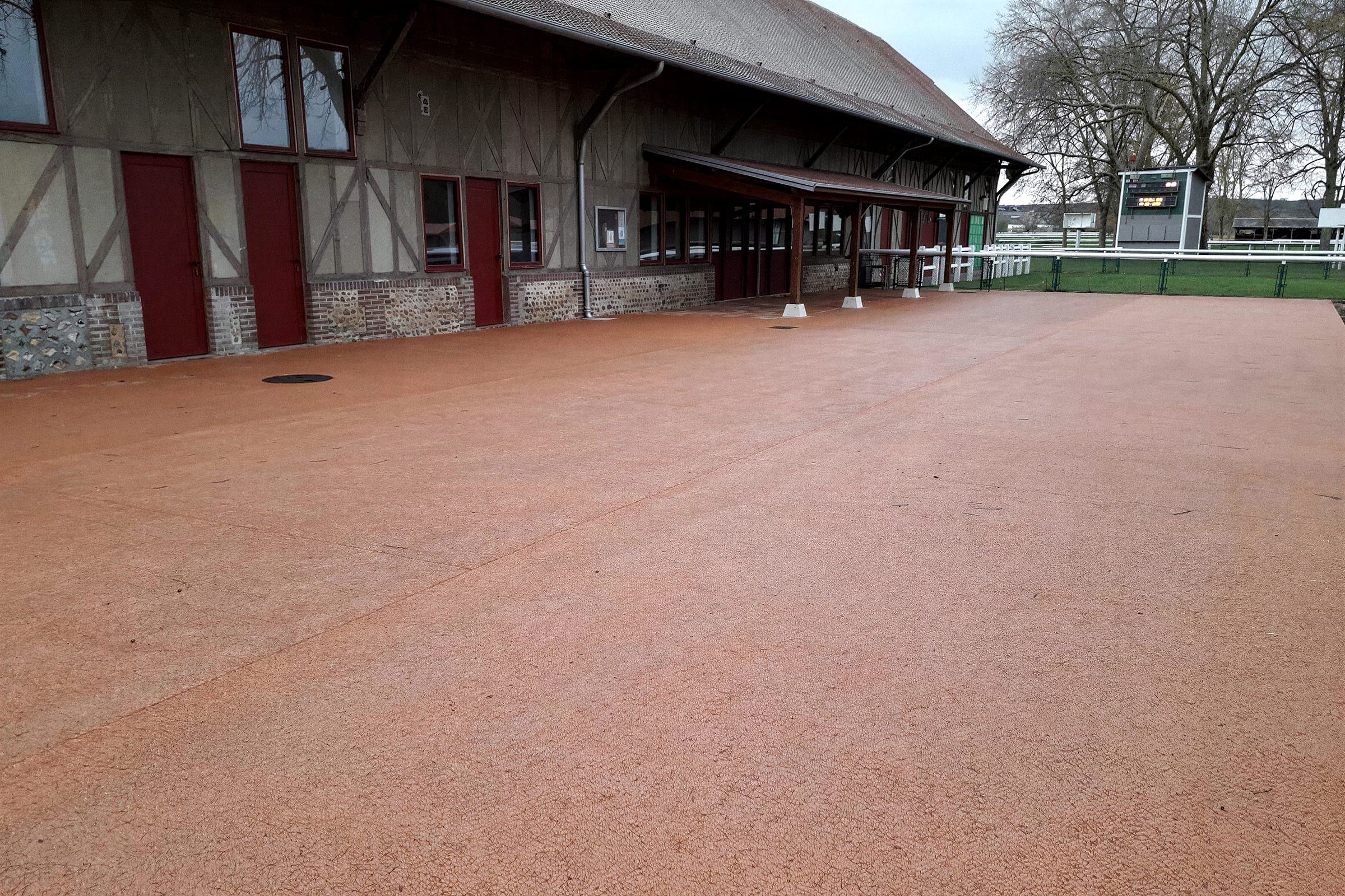 Grand parvis en béton désactivé devant un bâtiment normand