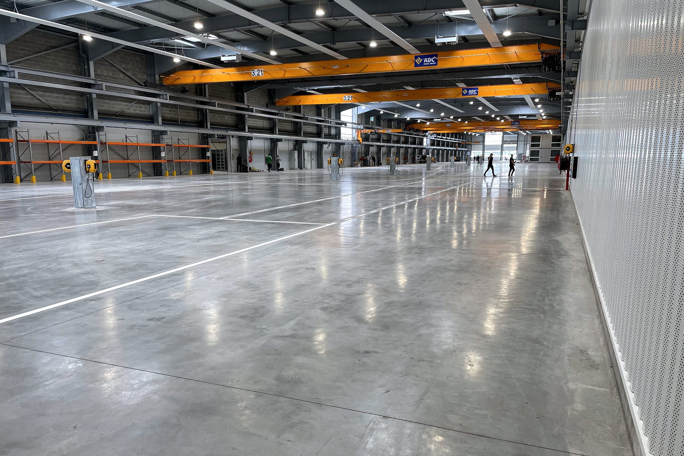 Dallage industriel livré dans une halle à ponts roulants, marquage au sol tracé